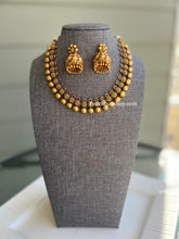 Load image into Gallery viewer, Dainty Simple Ruby Kundan Gold matte Finish Necklace set
