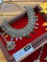 Load image into Gallery viewer, Premium Quality Statement Designer Polki Kundan Inaaya Necklace set with Maangtikka
