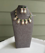 Load image into Gallery viewer, Pearl Mop Tyaani Green Simple Dainty Necklace Set
