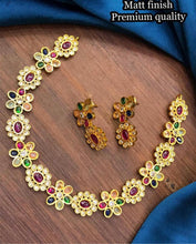 Load image into Gallery viewer, Flower Kemp Stone cz stone Temple Simple Necklace set
